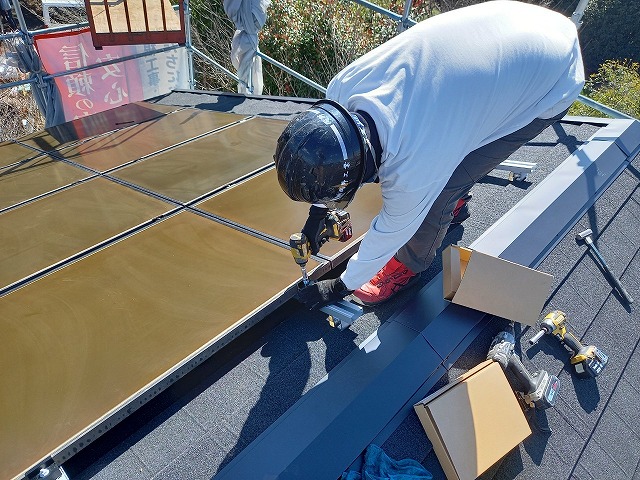 つくば市屋根カバー工事　太陽光パネルの脱着